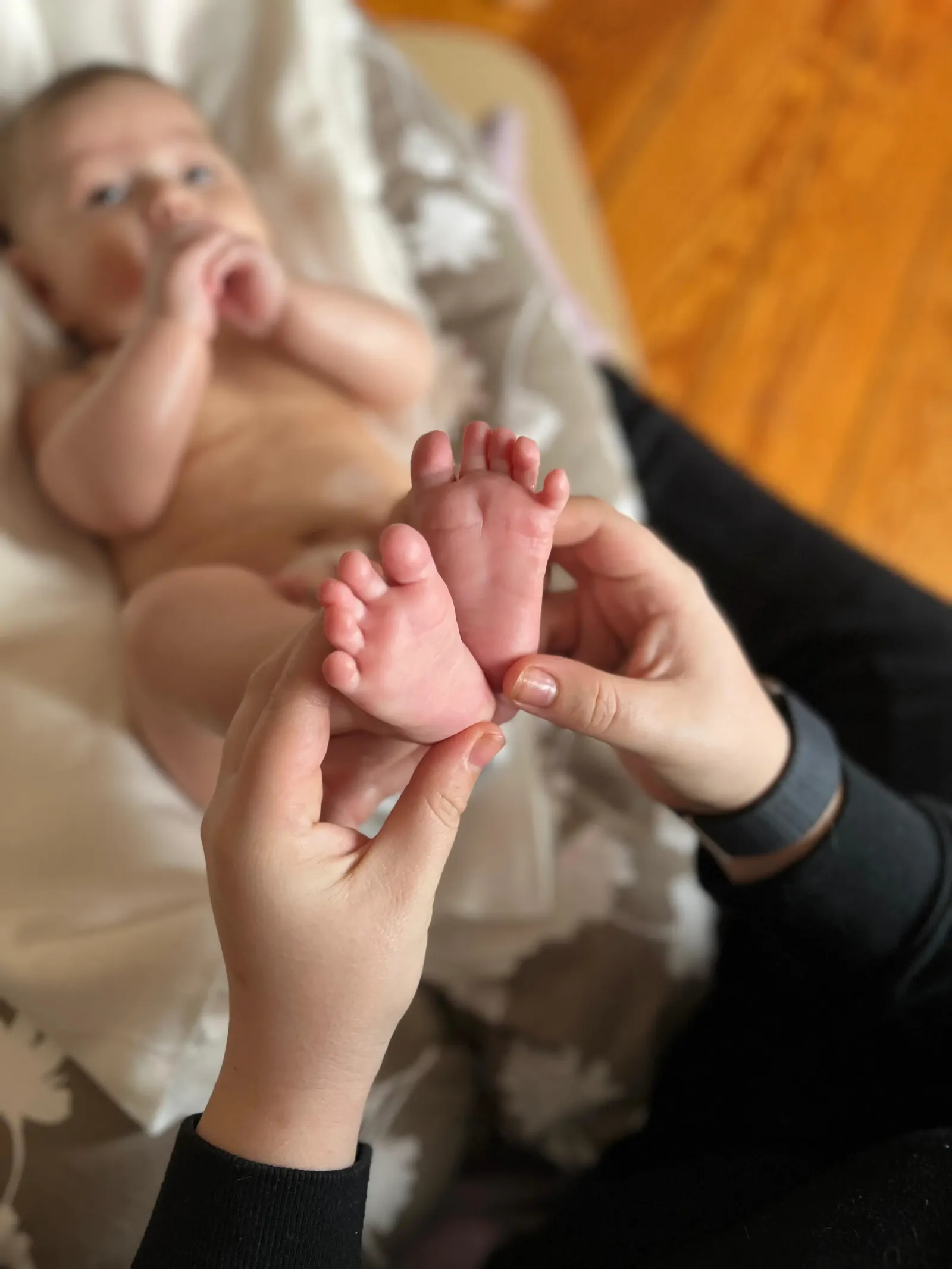 Baby beim massieren dessen Füße