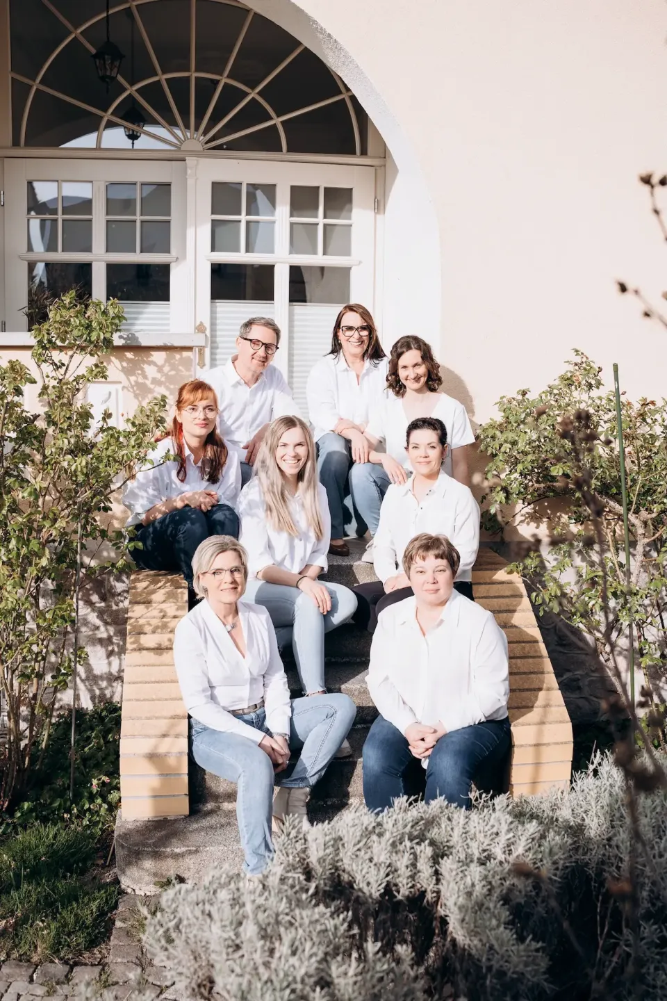 Das Praxisteam auf der Treppe vor der Jugendstilvilla